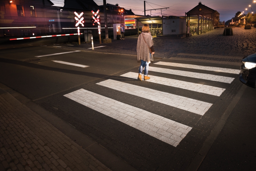 Passage piéton réfléchissant environnement du gare Berlaar