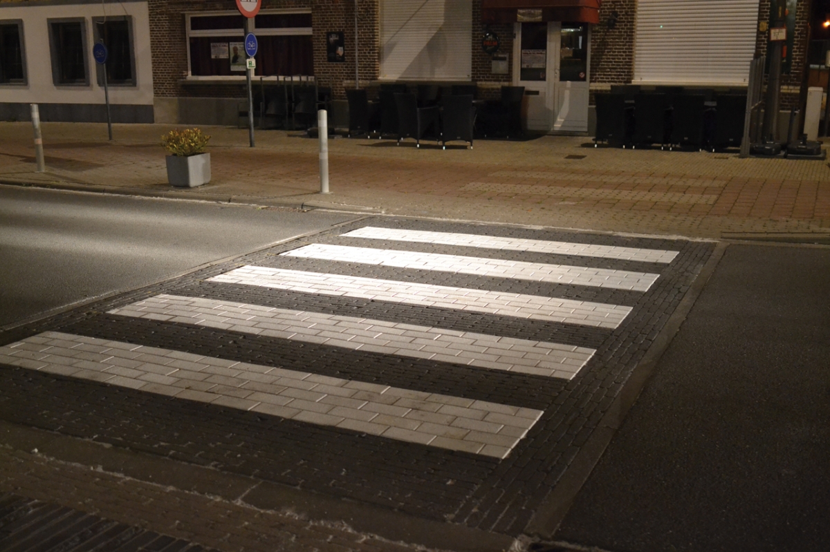 Passage piéton réfléchissant environnement du gare Berlaar